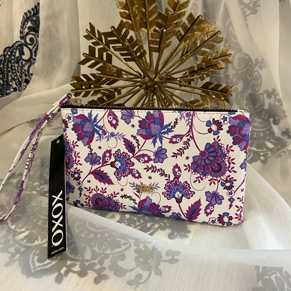 XOXO Handbags - 🆕 Xoxo wristlet
